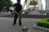 Man sweeping, statue. Parque Central